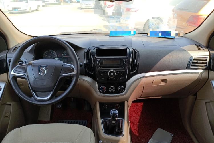 Used Baojun 730 2014 1.5L manual standard trim 7 seats Center Console