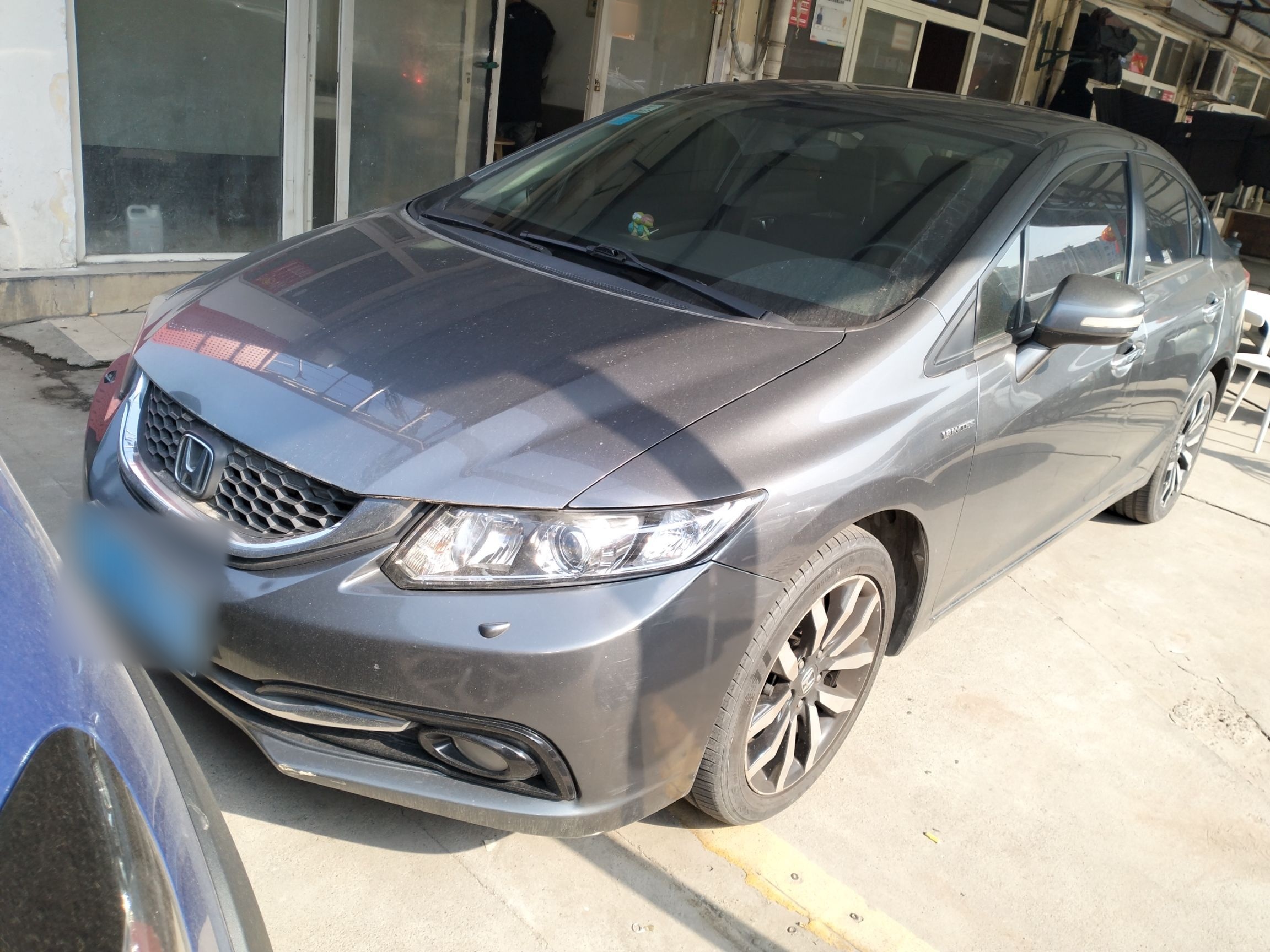 Под передней частью автомобиля