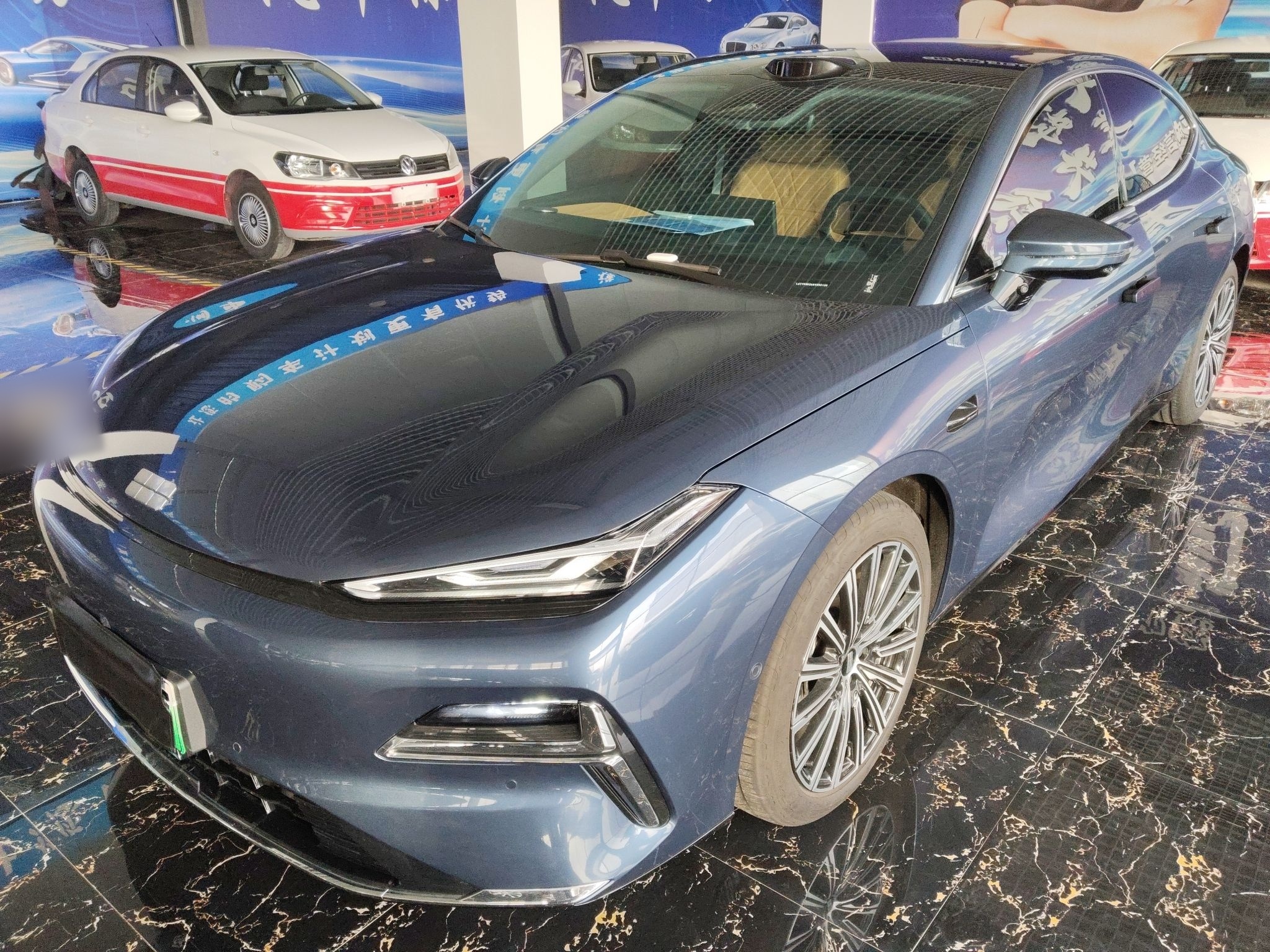 تحت مقدمة السيارة