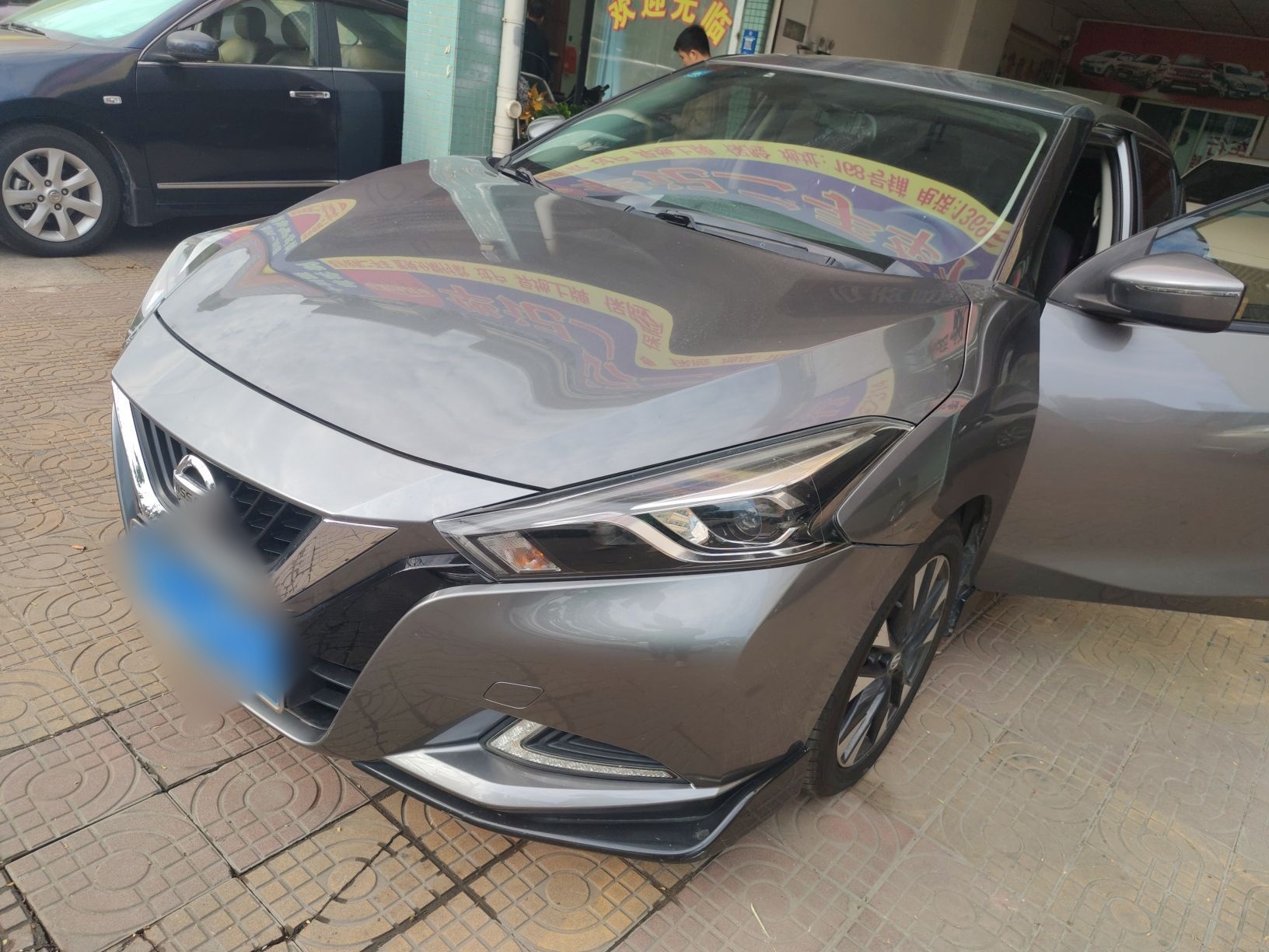 Под передней частью автомобиля