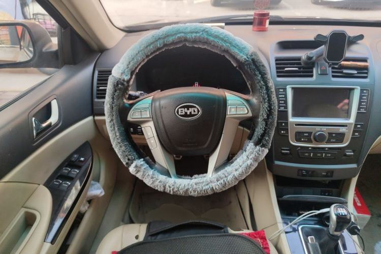 Used BYD G6 2013 2.0L Manual Luxury Version
