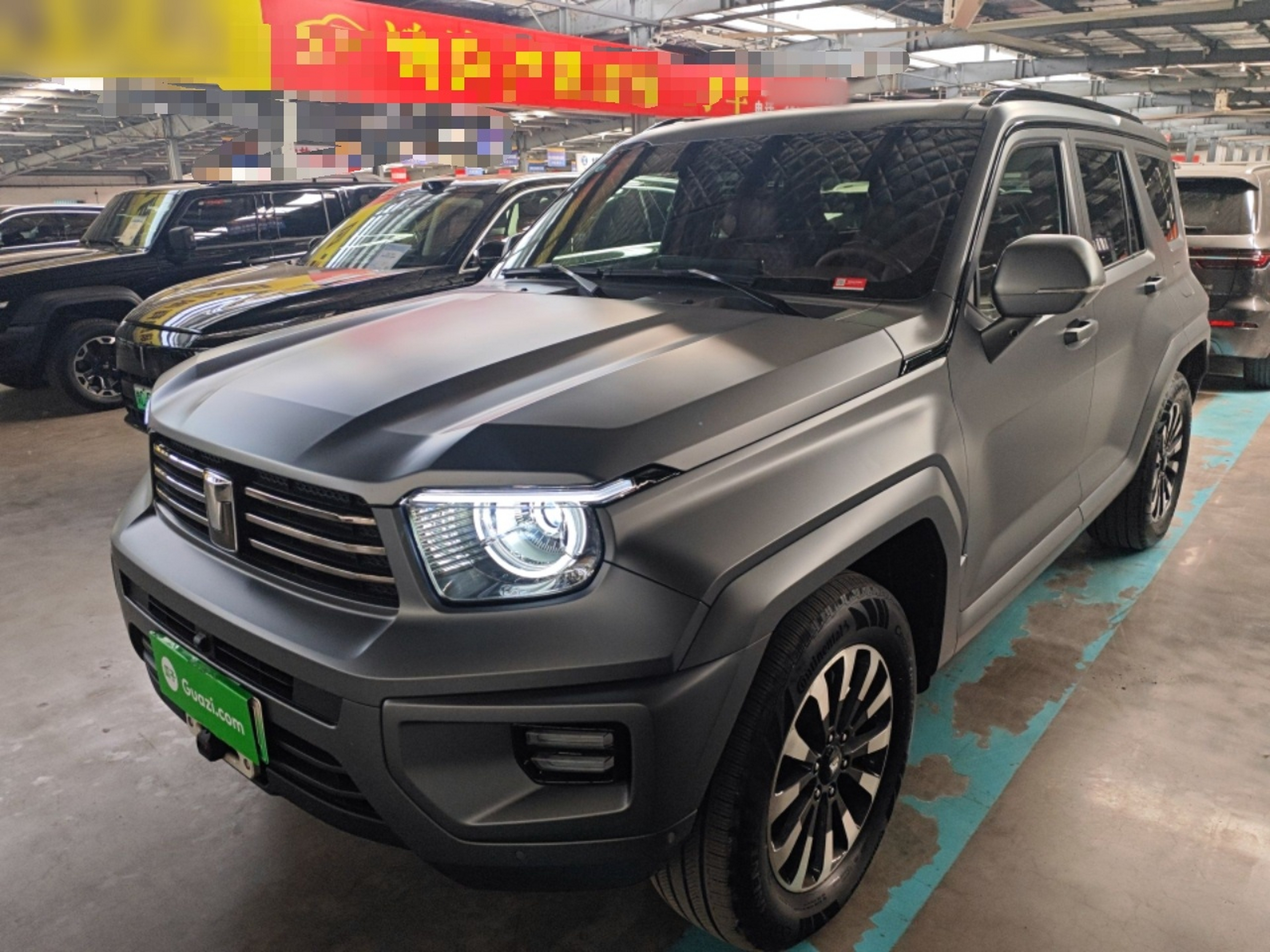 تحت مقدمة السيارة