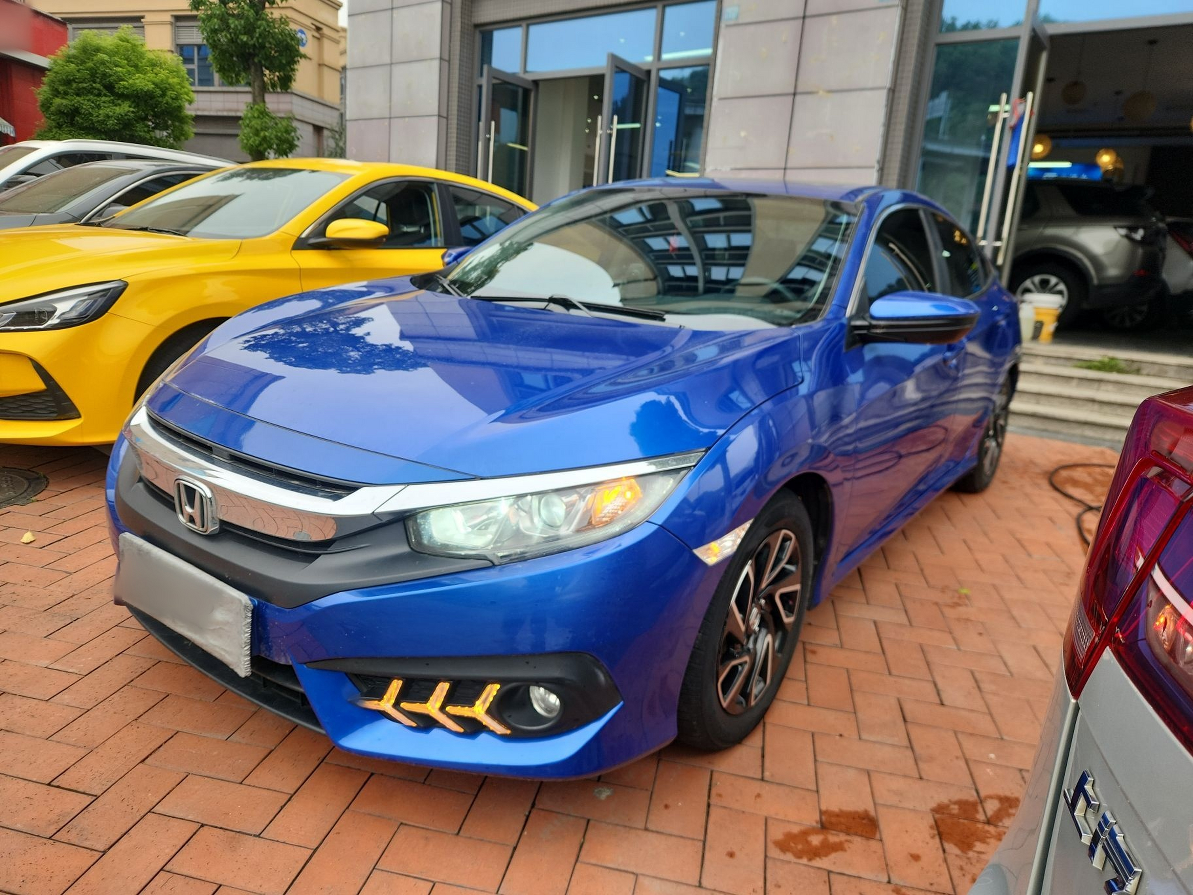 Под передней частью автомобиля