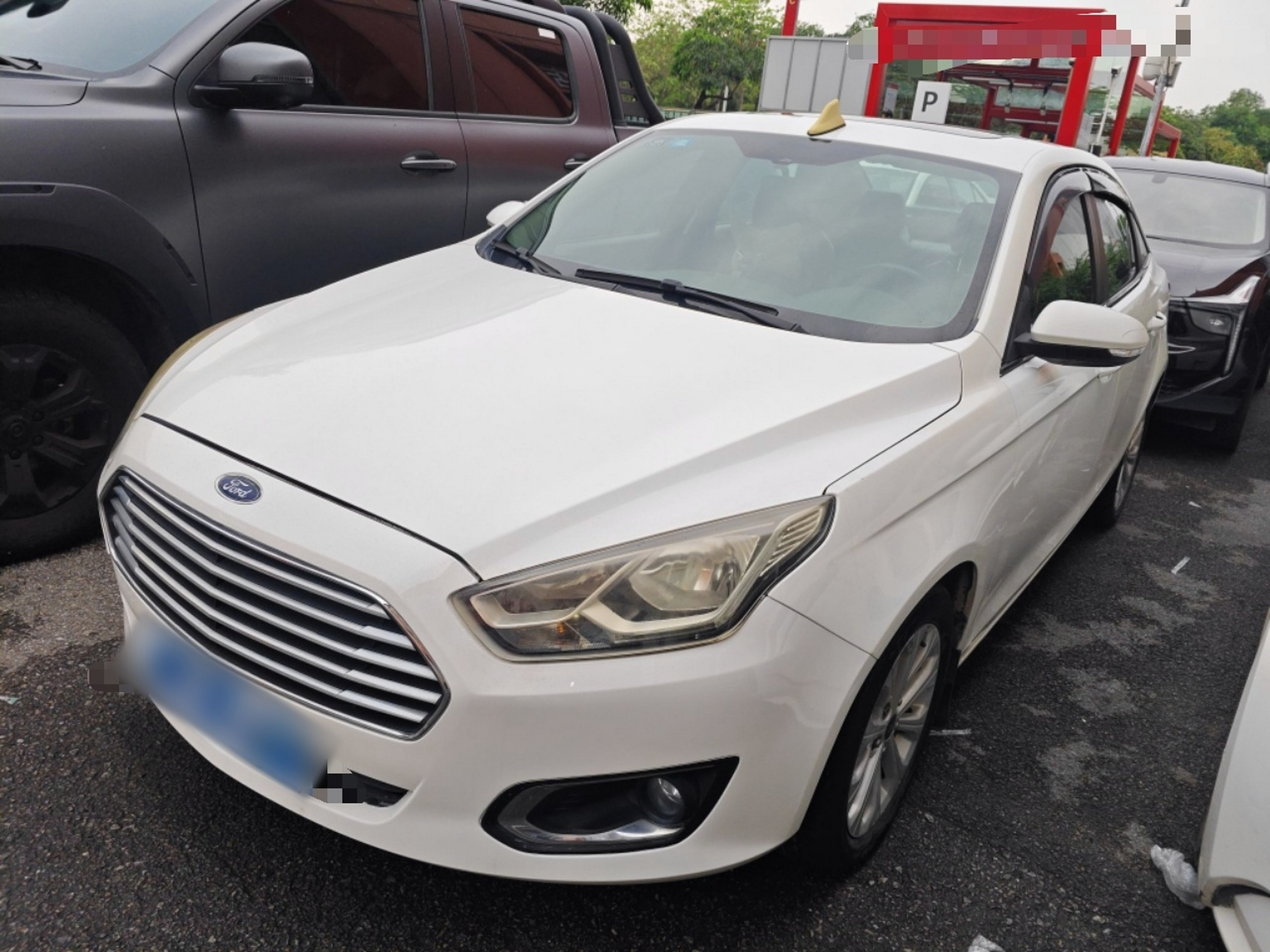 Под передней частью автомобиля