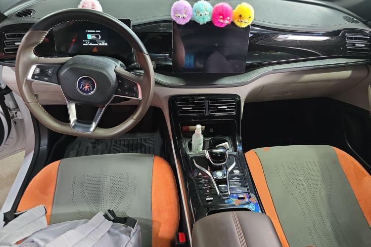 Used BYD Qin PLUS 2024 HONOR Edition DM-i 55KM Leading Model Center Console