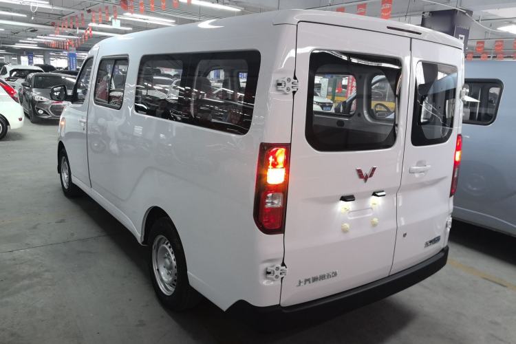 Used Wuling Yangguang 2024 300KM Comfort Version Passenger Van 75kW