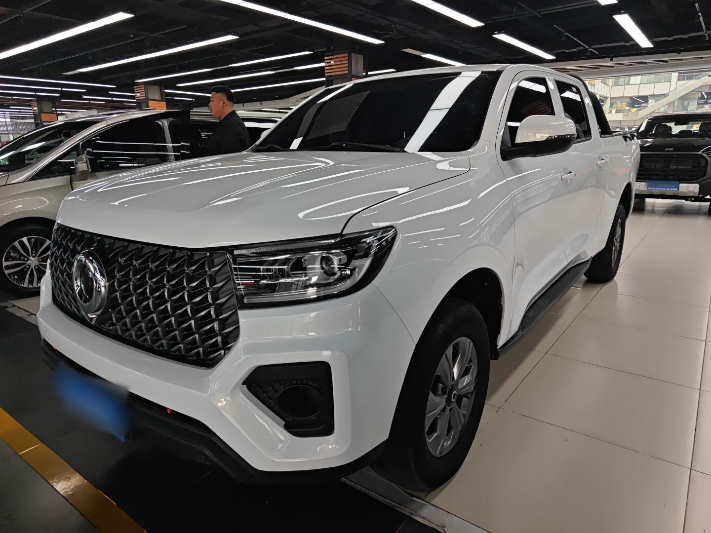 Под передней частью автомобиля