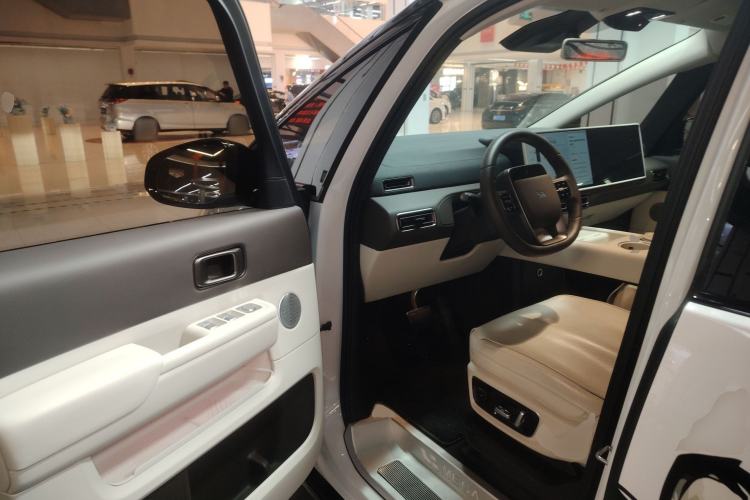 Used Li Auto MEGA 2024 Ultra Model Interior 3