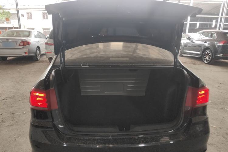 Used Volkswagen Santana 2016 1.6L Automatic Fashion Edition Trunk