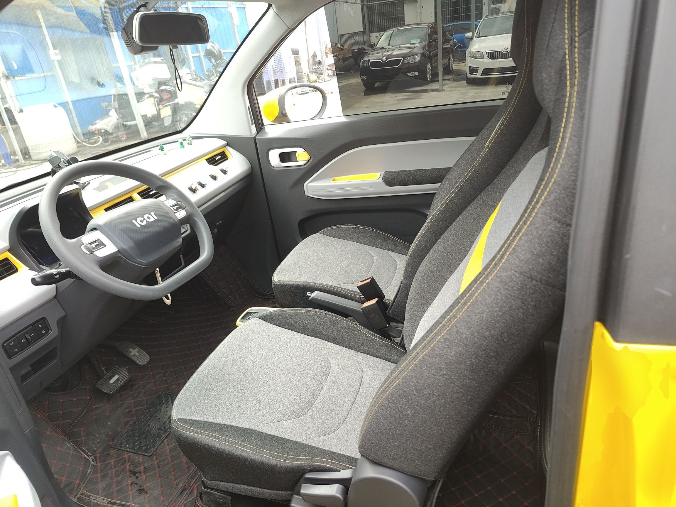 المقاعد الأمامية داخل السيارة