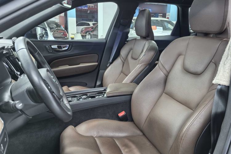 Used Volvo XC60 2021 T5 4x4 Smart Luxury Edition Interior 3