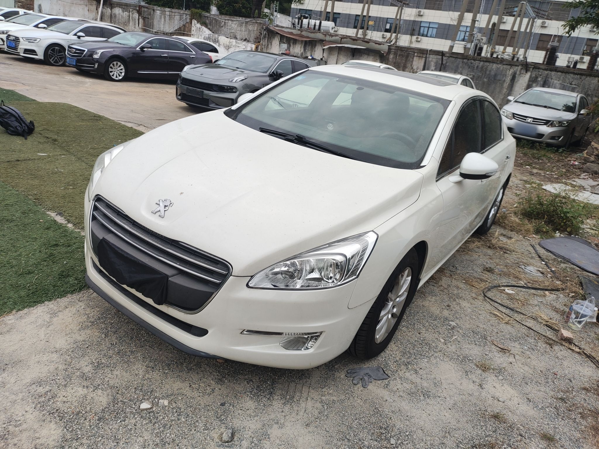 تحت مقدمة السيارة