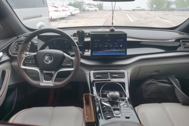 Used BYD Qin PLUS 2024 Honor Edition EV 420KM Beyond Model Center Console