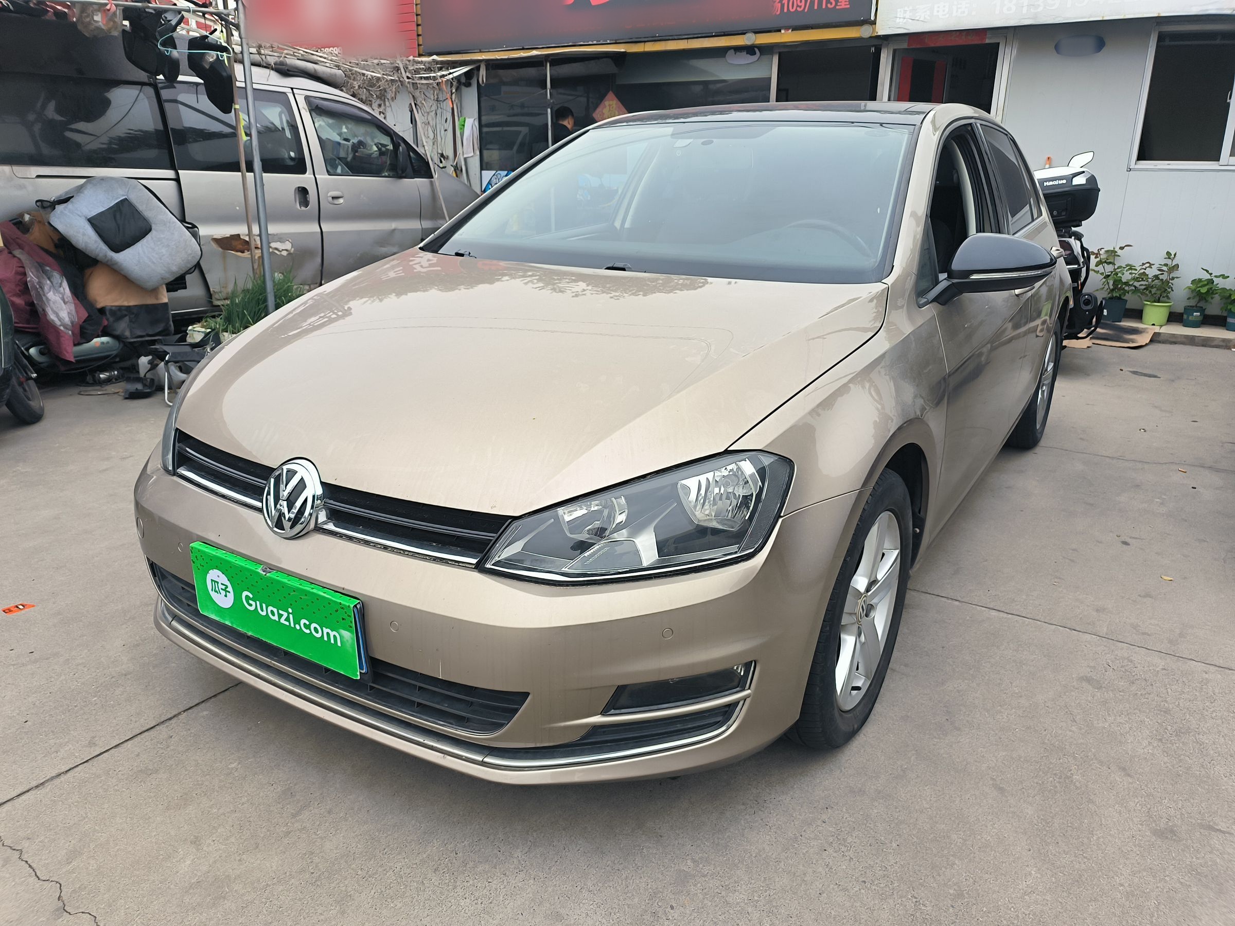 تحت مقدمة السيارة