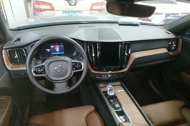 Used Volvo XC60 2023 B5 4x4 Smart Luxury Edition Center Console