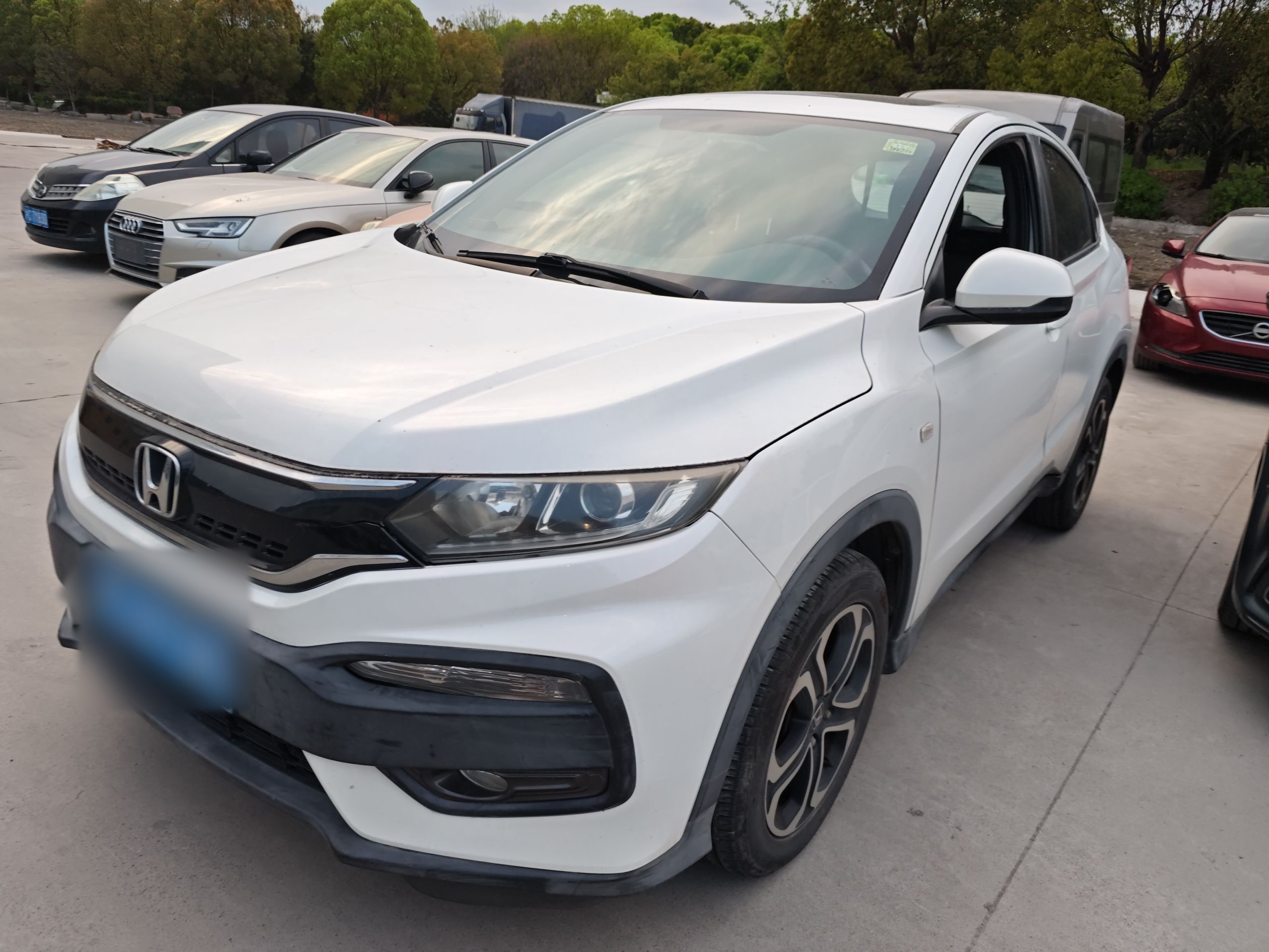 تحت مقدمة السيارة