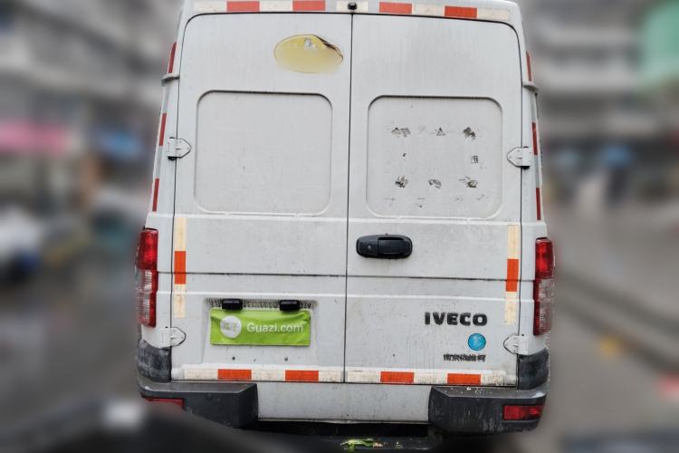 Used Iveco Daily 2021 2.8T V35 VAN厢式 Delivery Van 3-Seater Short Wheelbase Mid-Roof Design with Dual Tires and Side Sliding Doors
