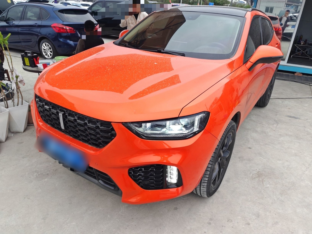 تحت مقدمة السيارة