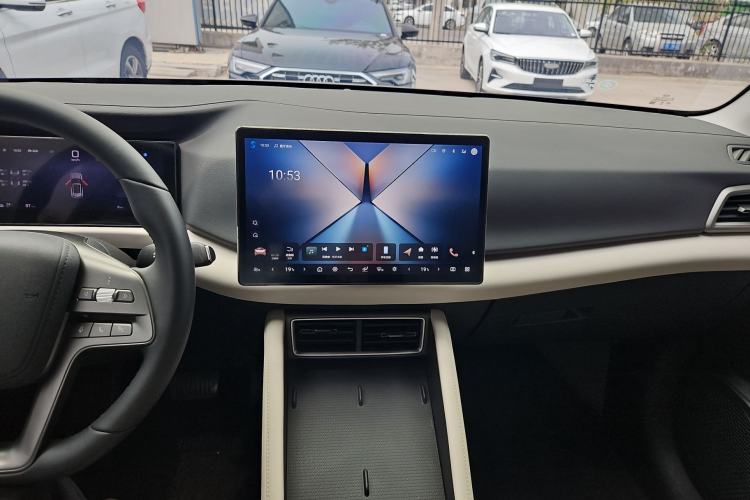 Used BYD Yuan UP 2025 Intelligent Driving Version 401 KM Dynamic Edition Audio And AC Panel