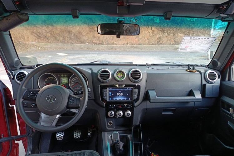 Used BAIC Off-Road BJ40 2016 40L 2.0T Manual Two-Wheel Drive Luxury Edition
