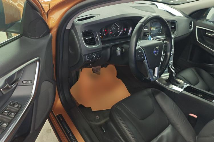 Used Volvo S60 2014 S60L 2.0T Zhiyuan Edition
