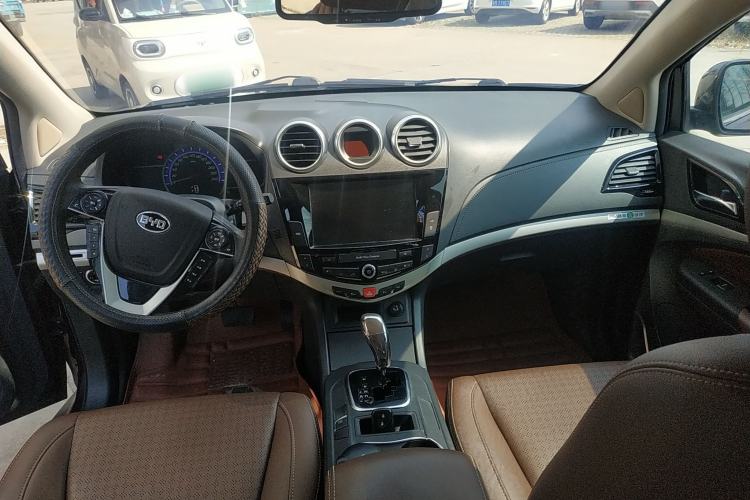 Used BYD S7 2015 2.0T Upgraded Automatic Luxury Version Center Console