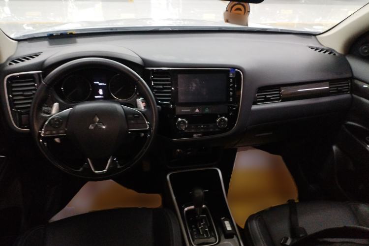Used Mitsubishi Outlander 2019 2.4L 4x4 Zhi Xiang Edition 5 Seats China V Emission Standard Center Console