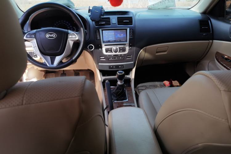 Used BYD G6 2011 1.5T Manual Luxury Edition Center Console