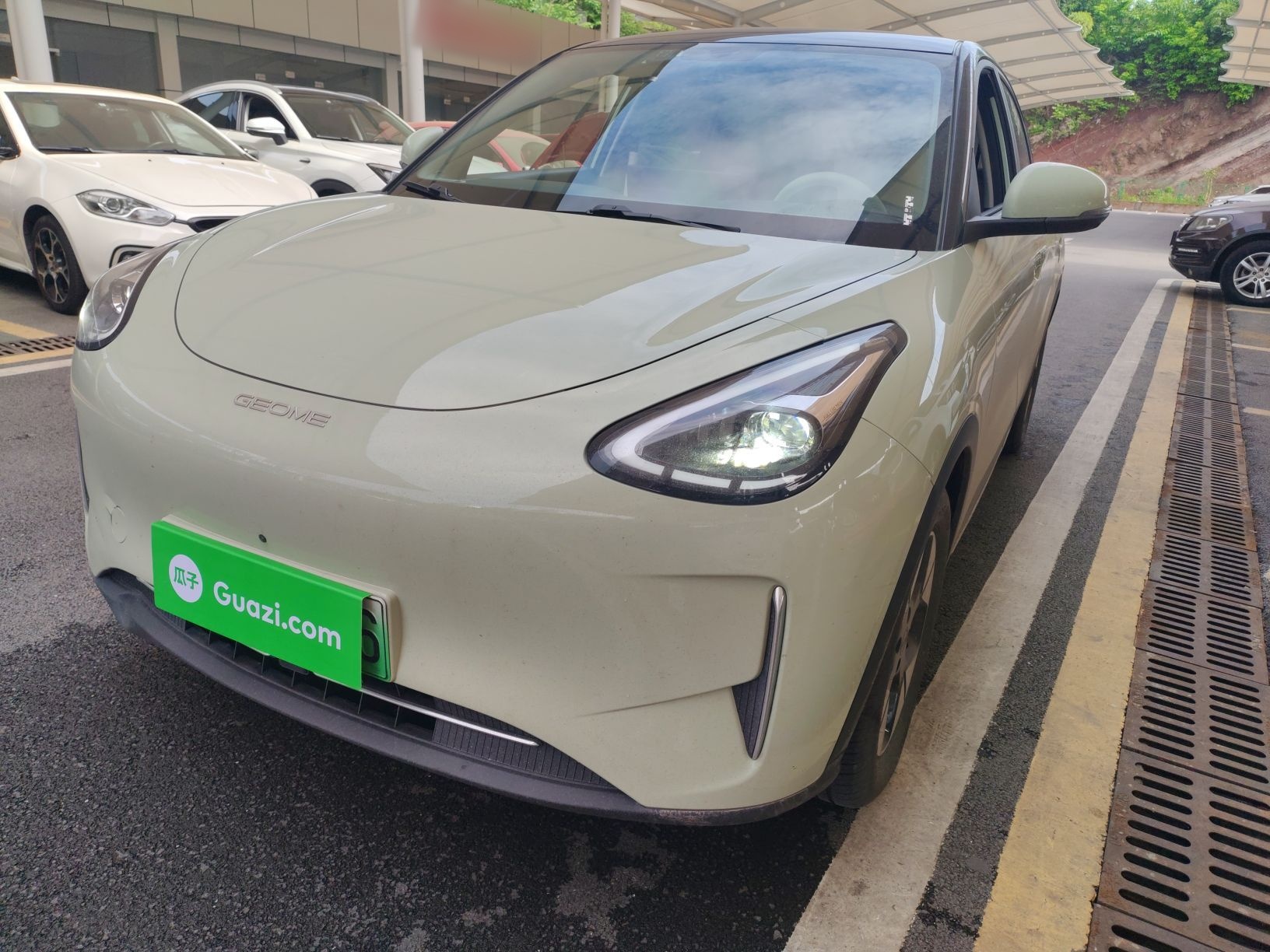 تحت مقدمة السيارة