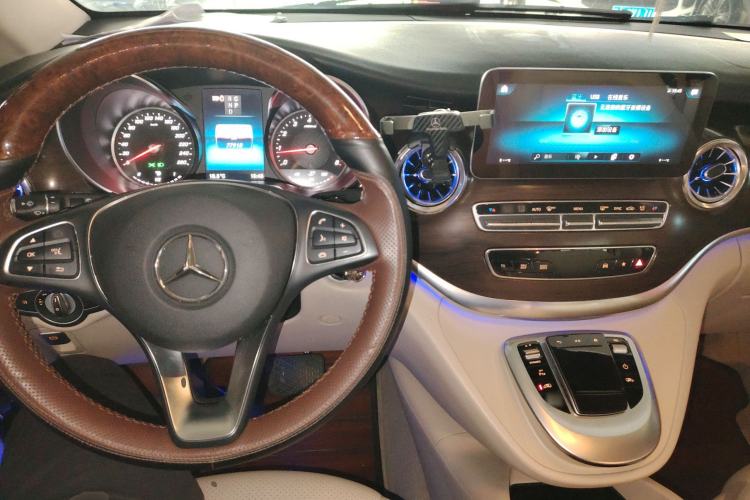 Used Mercedes-Benz V-Class 2020 V 260 Avantgarde Edition Center Console