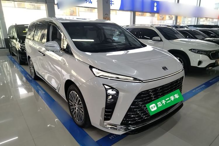 Used Buick GL8 New Energy 2024 Lu Zun Luxury Edition 7-Seater Front Right 45 Deg