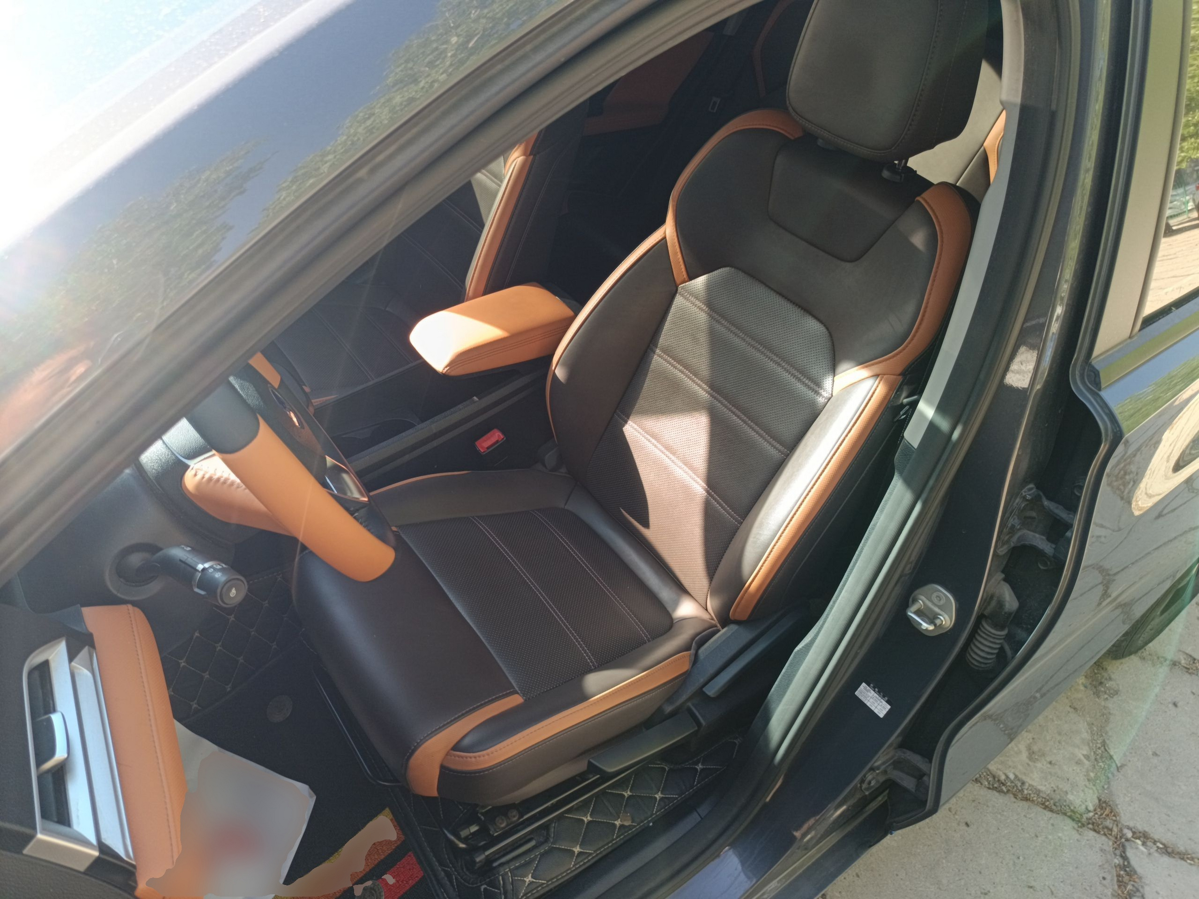 Переднее сиденье в автомобиле