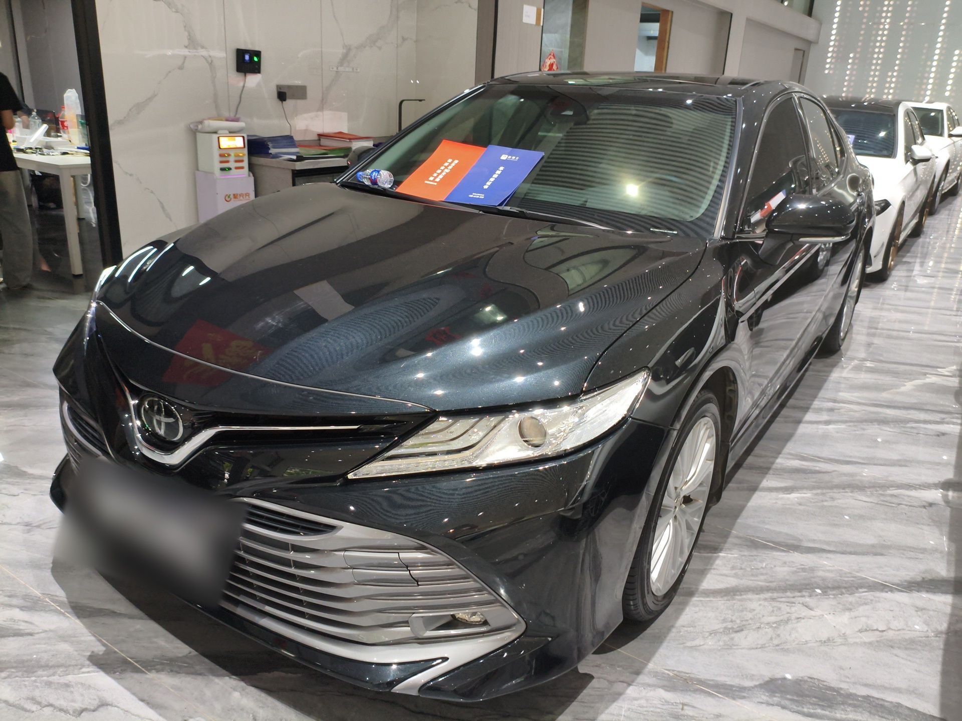 تحت مقدمة السيارة