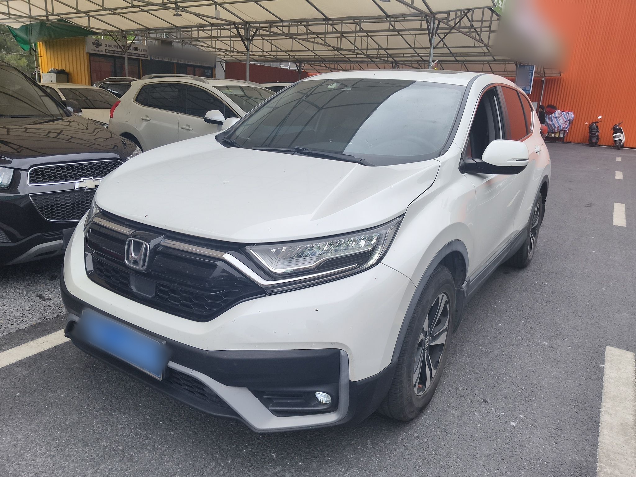 Под передней частью автомобиля