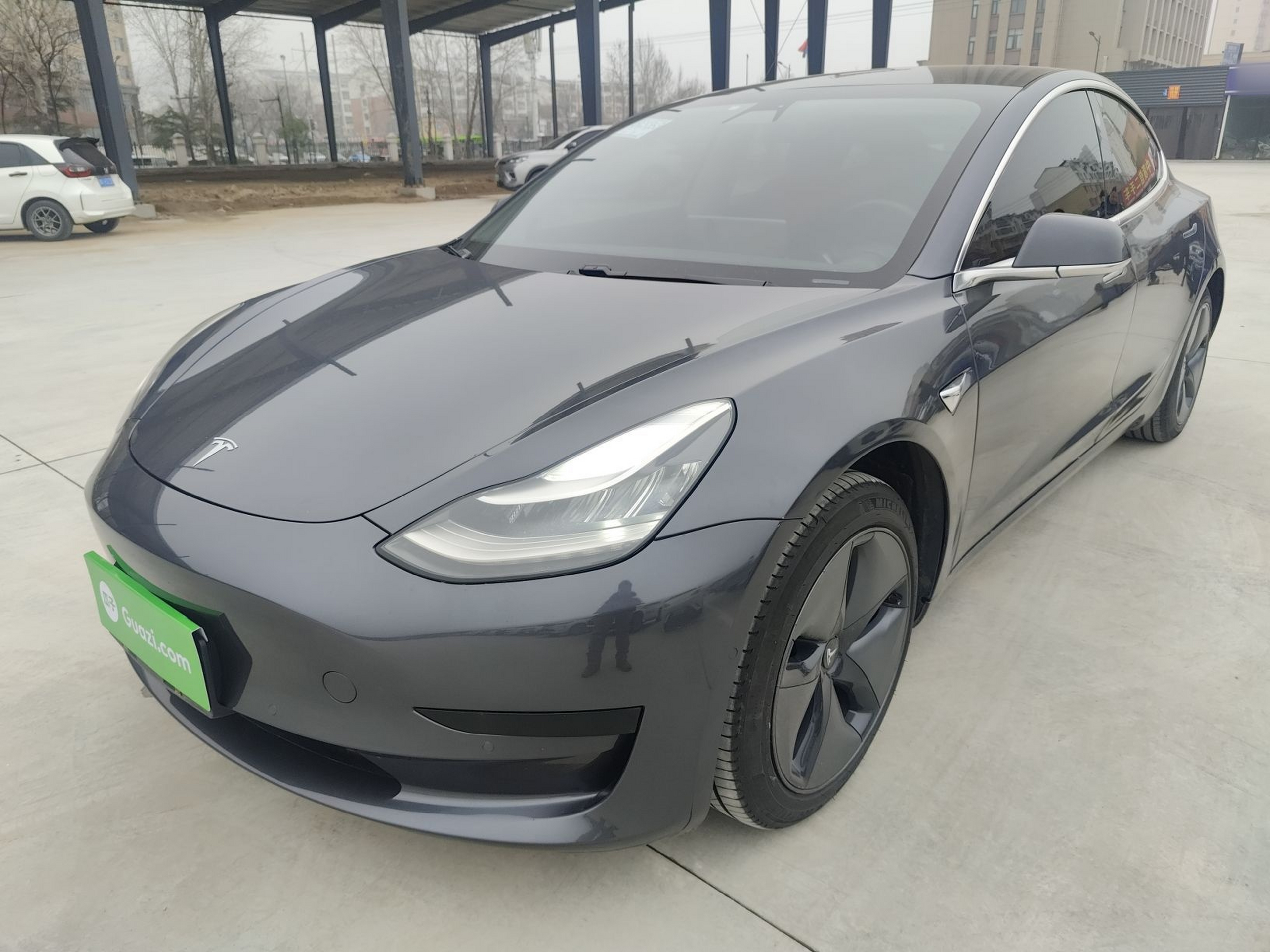 Под передней частью автомобиля