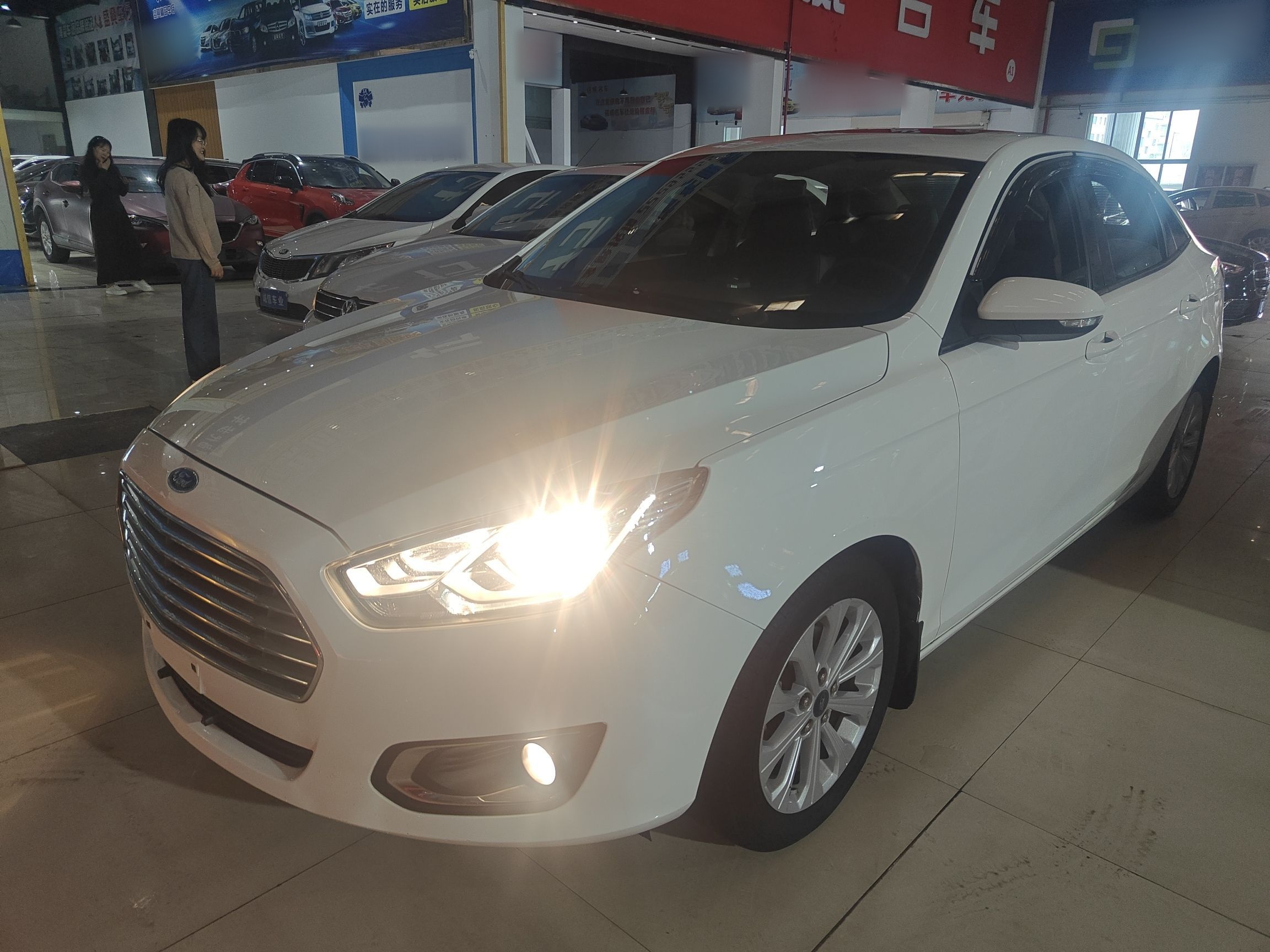 تحت مقدمة السيارة