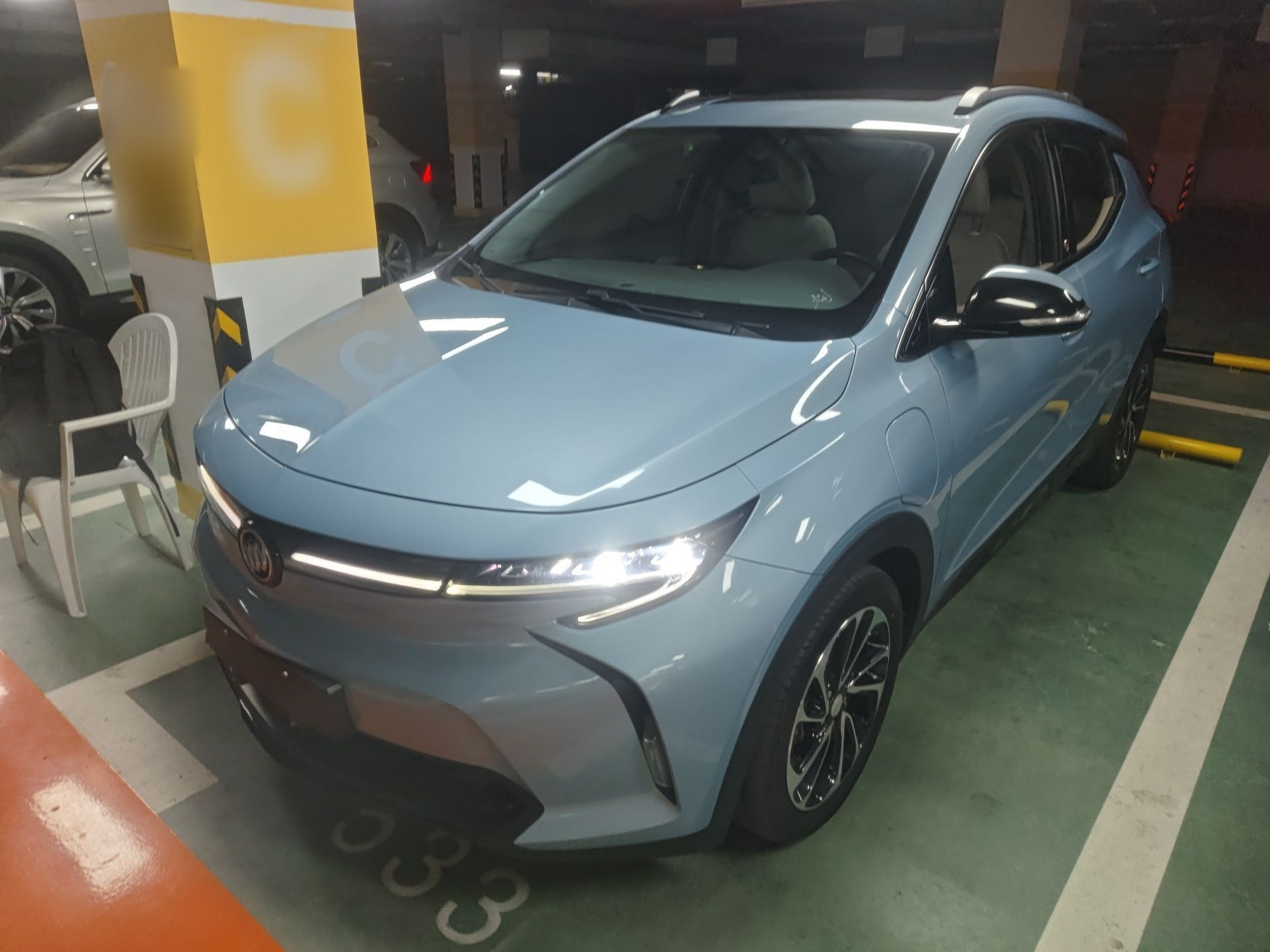 Под передней частью автомобиля