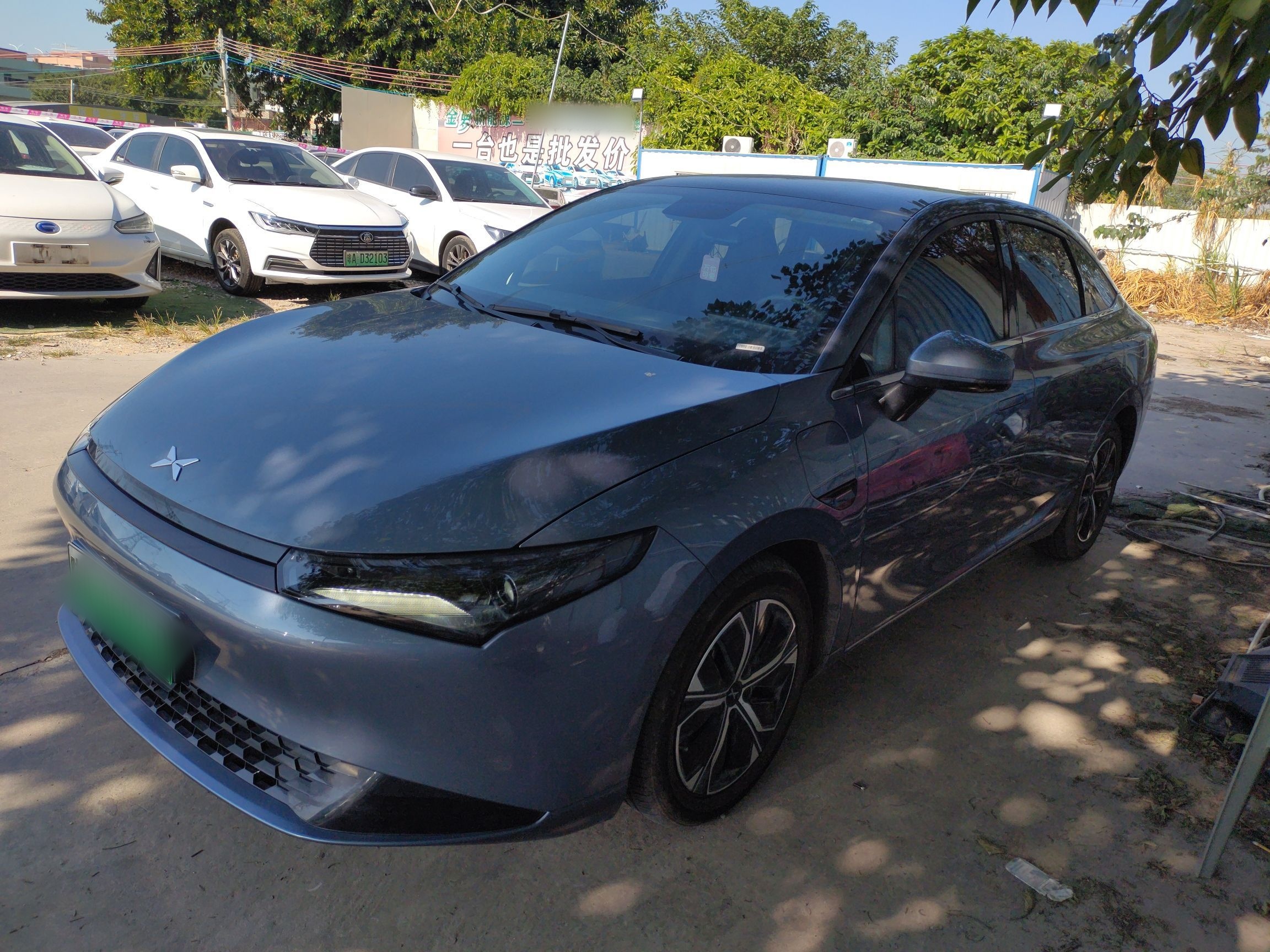 تحت مقدمة السيارة