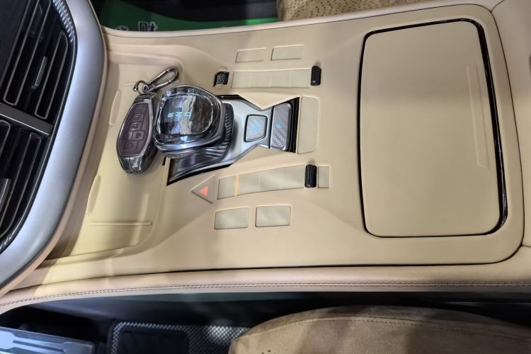 Used Denza D9 2025 DM-i Intelligent Drive 1020 Four-Wheel Drive Flagship Model
