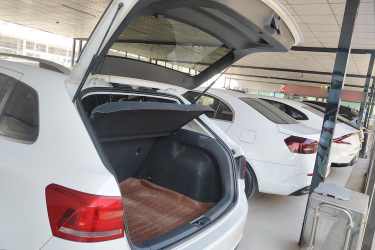 Used Volkswagen Gran Lavida 2015 1.6L Automatic Comfort Edition Trunk