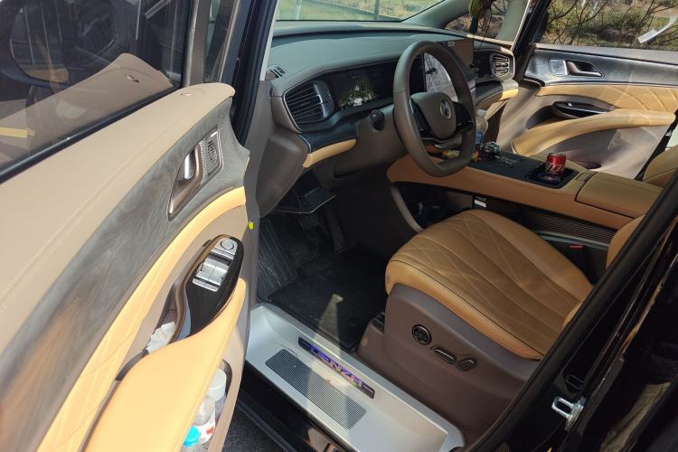 Used Denza D9 2022 DM-i 1040 Prestige Model
