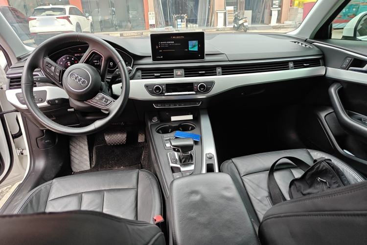 Used Audi A4L 2019 40 TFSI Fashion Edition China VI Emission Standard Center Console