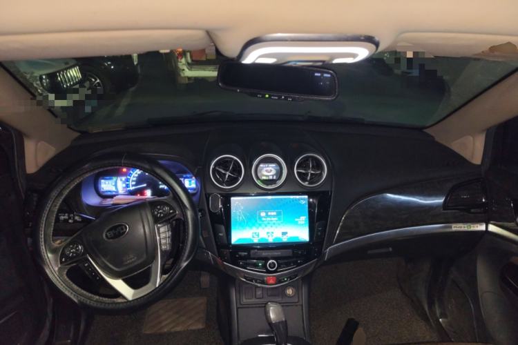 Used BYD S7 2016 2.0T Automatic Prestige Plus Center Console