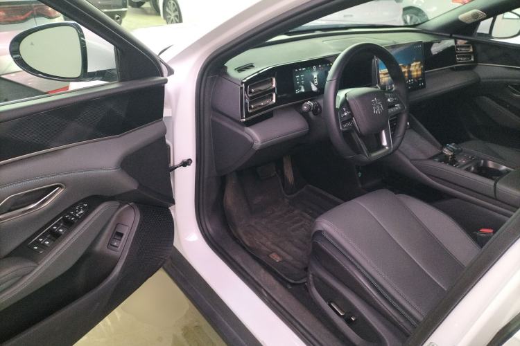 Used BYD Qin L 2025 DM-i Smart Drive 120KM Superior Model
