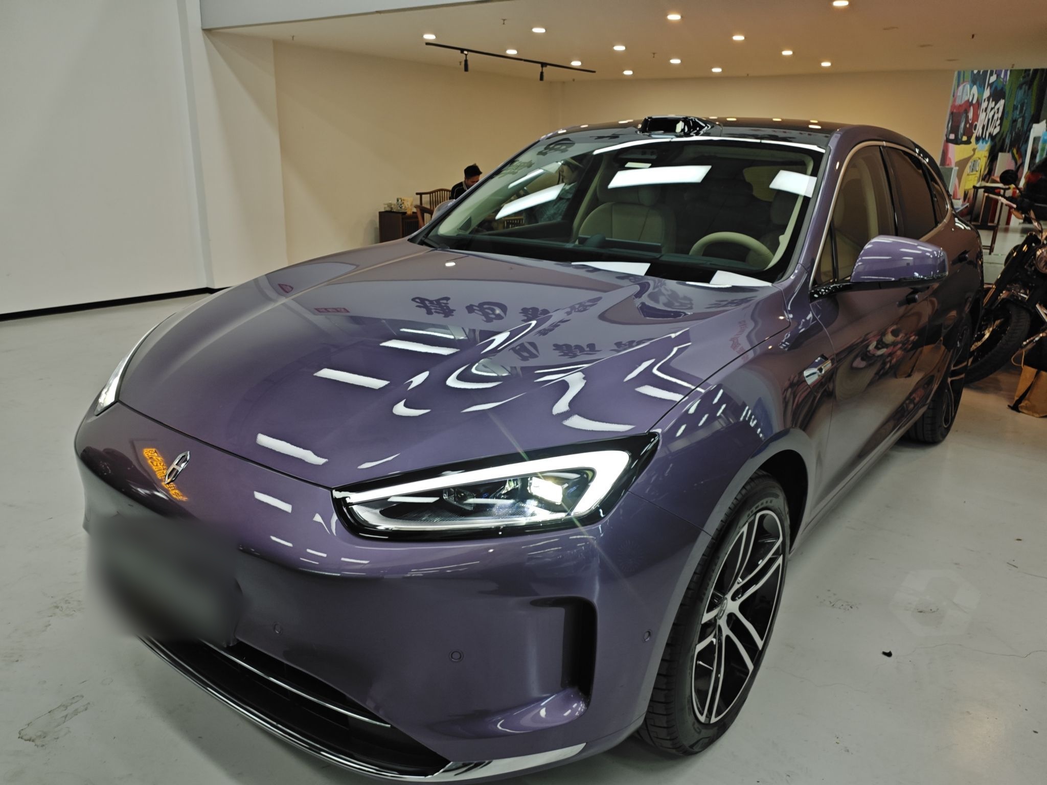 تحت مقدمة السيارة