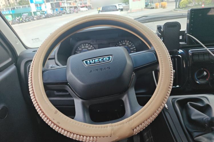 Used Iveco Daily 2022 2.5T A37 M1 Passenger Van 5-9 Seats Long Wheelbase Mid-Roof Design Dual Tires Side Sliding Doors
