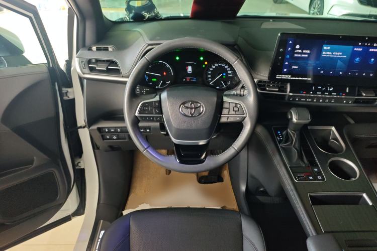 Used Toyota SIENNA 2023 2.5L Hybrid Deluxe Edition