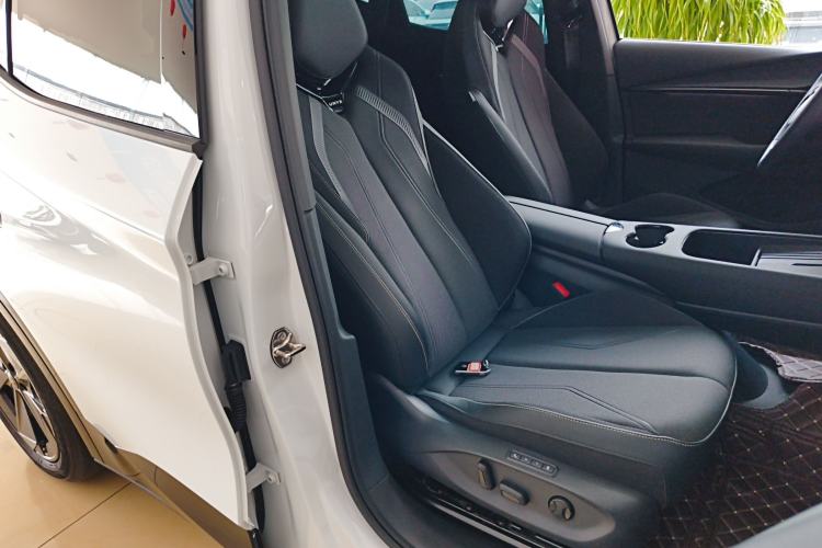 Used Volkswagen ID.UNYX 2024 Pro Long-Range Version Right Front Seat