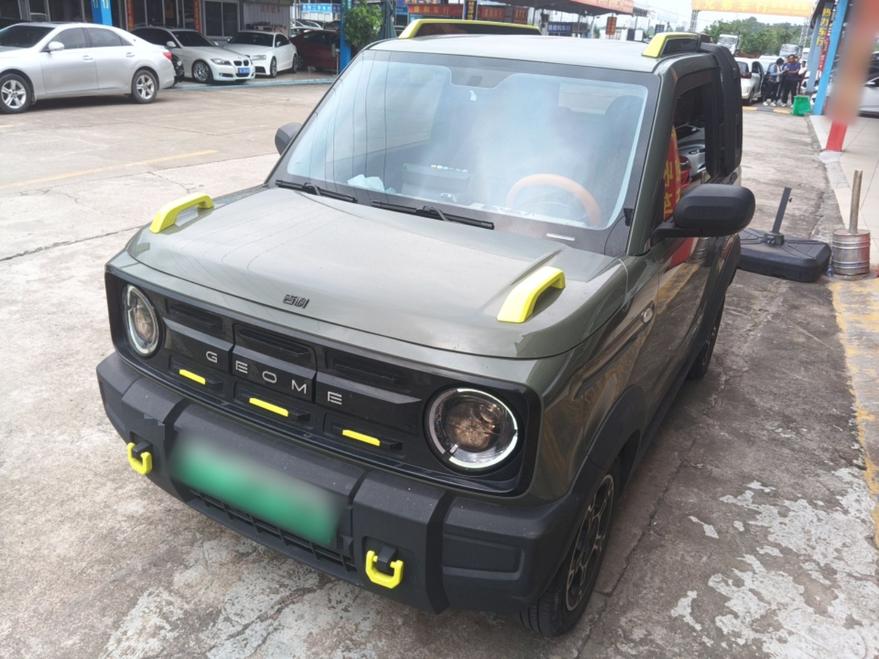 تحت مقدمة السيارة