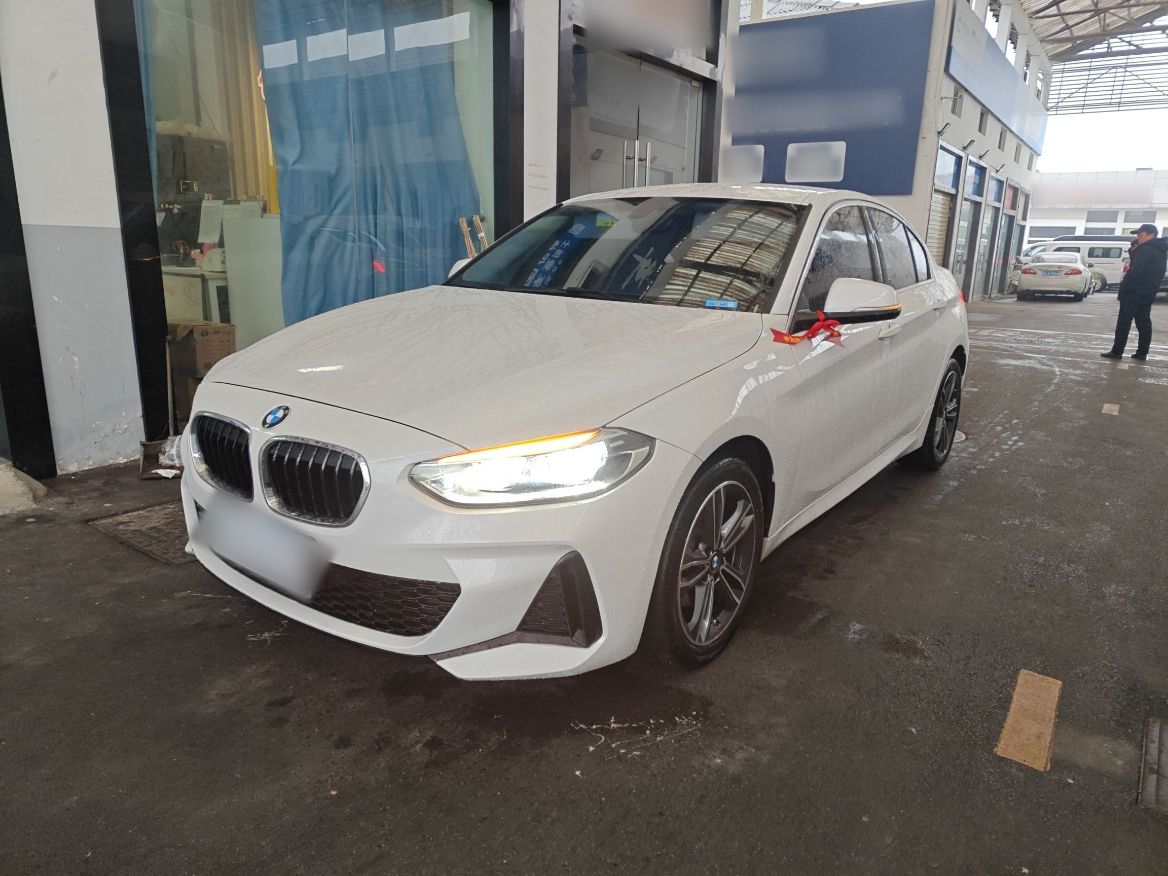 Под передней частью автомобиля